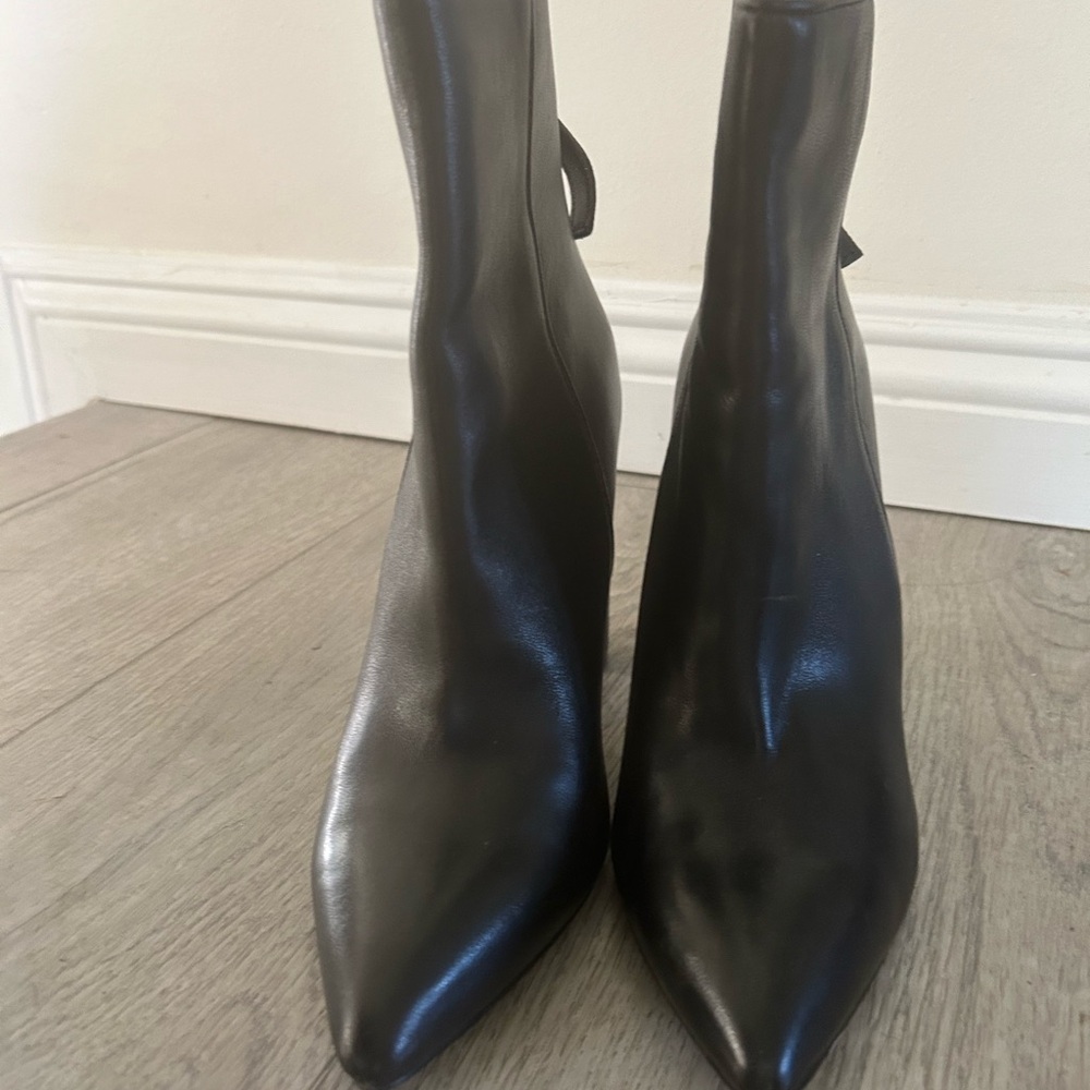 Steve Madden Booties tried on once SIZE 9